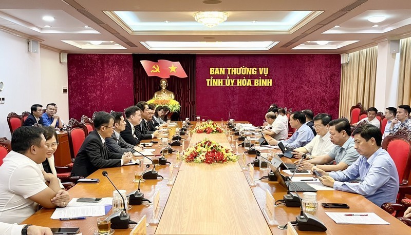 Séance de travail entre la délégation de la société japonaise Meiko Corporation et les dirigeants de la province de Hoa Binh. Photo : NDEL.