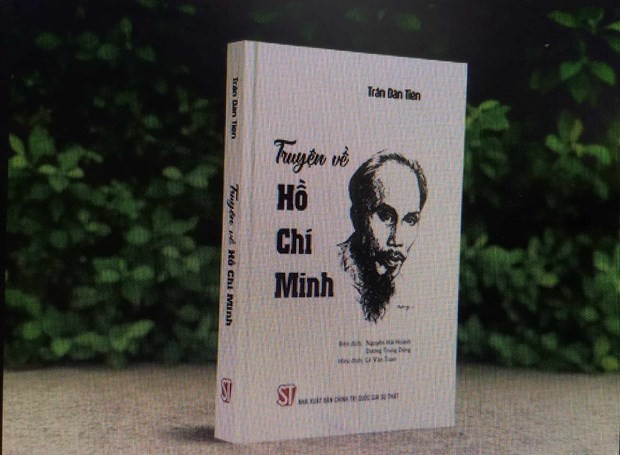 Livre intitulé « Truyên vê Hô Chi Minh » (Histoires de Hô Chi Minh). Photo : VNA. 