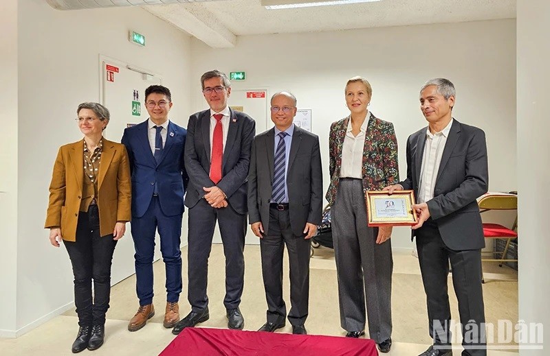 L'ambassadeur Dinh Toàn Thang, des représentants de la Chambre des représentants française et des autorités locales à la célébration. Photo : NDEL.