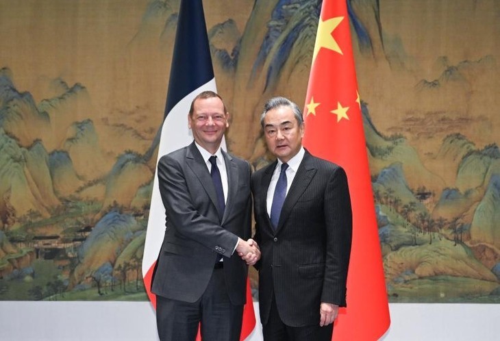 Wang Yi, ministre chinois des Affaires étrangères (droite) et Emmanuel Bonne, conseiller diplomatique du Président français. Photo : Xinhua.