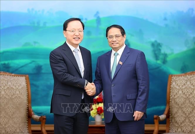 Le Premier ministre Pham Minh Chinh (à droite) et le directeur financier du group Samsung, Park Hark Ky. Photo : VNA.