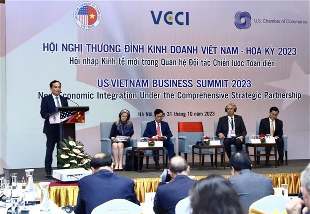Le Vice-Premier ministre Trân Luu Quang s'exprime lors du 6e Sommet des affaires Vietnam - États-Unis à Hanoi. Photo : VNA.