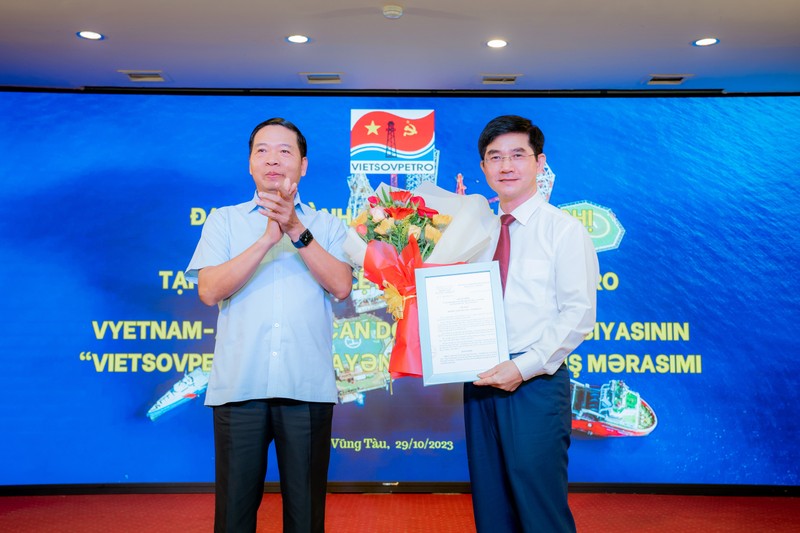 Trân Quôc Thang, directeur général adjoint de Vietsovpetro (à droite), a été élu président de l'Association d'amitié Vietnam-Azerbaïdjan dans la coentreprise Vietnam-Russie Vietsovpetro pour le mandat 2023-2027. Photo : thoidai.com.vn