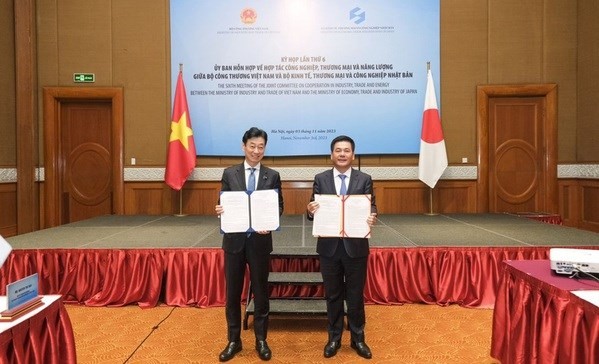 Signature d'accords de coopération entre KDDI Vietnam et FPT Software Strategic Business Alliance, ainsi qu'entre Aureole CSD et l’Université de la Construction Miên Tây. Photo : VNA.