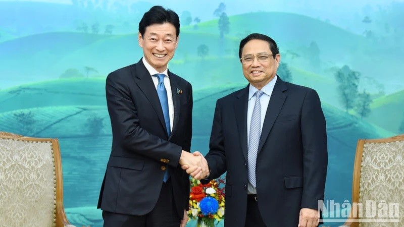 Le Premier ministre Pham Minh Chinh (à droite) et le ministre japonais de l'Économie, du Commerce et de l'Industrie, Nishimura Yasutoshi. Photo : VNA.