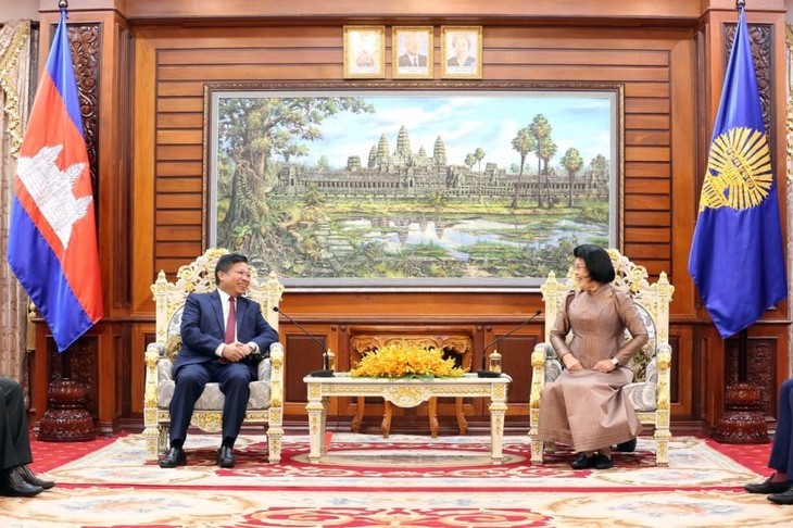 La Présidente de l’Assemblée nationale du Cambodge, Khuon Sudary (à droite) et l’ambassadeur du Vietnam Nguyên Huy Tang. Photo : VOV.