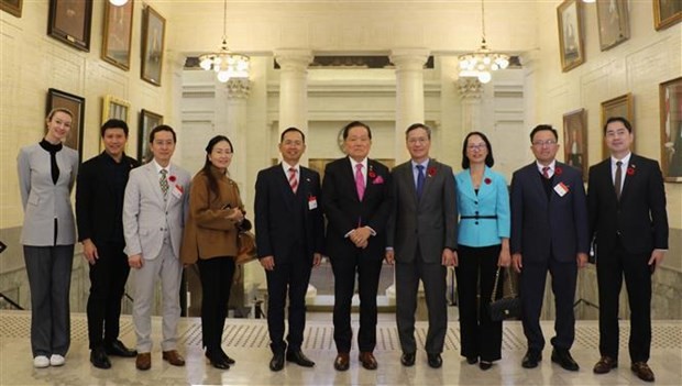 Le sénateur canadien Victor Oh, l'ambassadeur Pham Vinh Quang et des cadres vietnamiens au siège du Sénat du Canada. Photo : VNA.