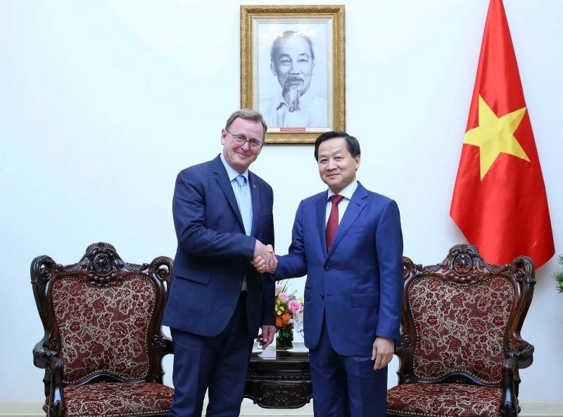 Le Vice-Premier ministre Lê Minh Khai (à droite) et le ministre-président du Land allemand de Thuringe, Bodo Ramelow, à Hanoi, le 7 novembre. Photo : VGP.