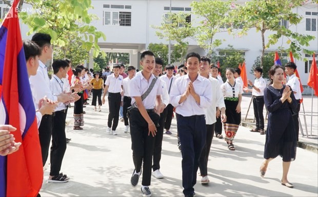 Les élèves vietnamiens du lycée-internat pour minorités ethniques n°2 de Nghê An avec les camarades lao. Photo : VNA.