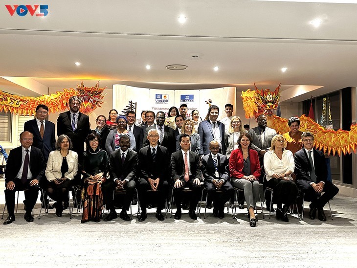 Lors de la soirée culturelle vietnamienne au siège de l’organisme à Paris. Photo : VOV.