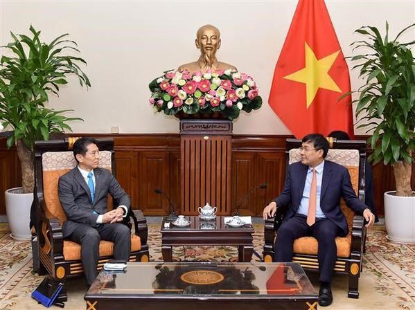 Le vice-ministre des Affaires étrangères Nguyên Minh Vu (à droite) et le président de l'Alliance d'Amitié parlementaire Japon - Vietnam à Kobé, Murano Seiichi. Photo : VNA.