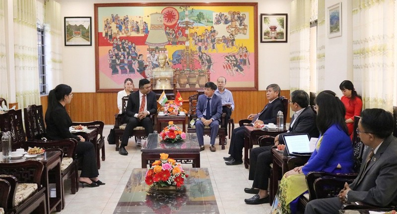 Séance de travail entre le consul général de l'Inde à Hô Chi Minh-Villem Madan Mohan Sethi et le vice-président du Comité populaire provincial, Nguyên Ngoc Sâm. Photo : thoidai.com.vn
