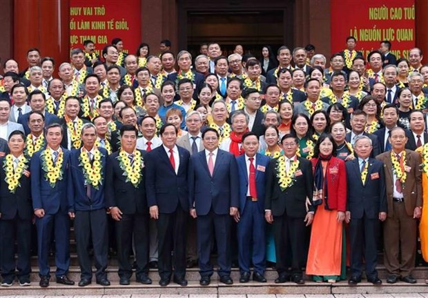 Le Premier ministre Pham Minh Chinh pose avec les entrepreneurs seniors excellents, à Hanoi, le 16 novembre. Photo : VNA.