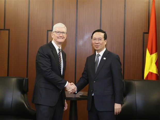 Le Président Vo Van Thuong (à droite) et le directeur général d’Apple, Tim Cook. Photo : VNA.
