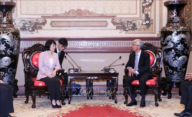 Le vice-président du Comité populaire de Hô Chi Minh-Ville, Vo Van Hoan, reçoit Sui Guohua, vice-présidente de la région autonome Zhuang du Guangxi (Chine). Photo : VNA.