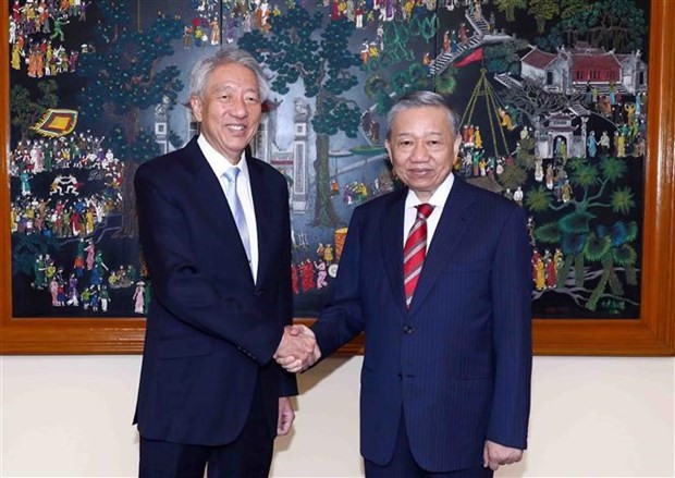 Le ministre de la Séurité publique Tô Lâm (à droite) et le ministre senior singapourien, ministre coordinateur chargé de la sécurité nationale Teo Chee Hean, à Hanoi, le 16 novembre. Photo : VNA