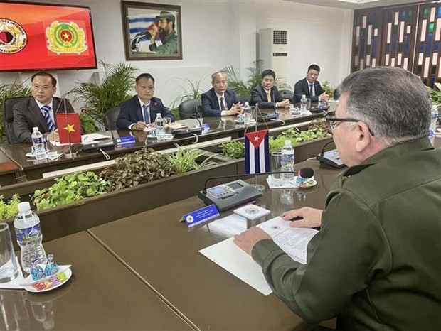 Le général de brigade Nguyên Van Long, vice-ministre vietnamien de la Sécurité publique (à gauche), s'entretient avec le général de division Lázaro Alberto Álvarez Casas, ministre cubain de l'Intérieur. Photo : VNA. 