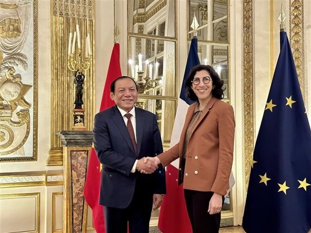 Le ministre vietnamien de la Culture, des Sports et du Tourisme, Nguyên Van Hùng, a eu une réunion avec la ministre française de la Culture, Rima Abdul Malak. Photo : VNA.