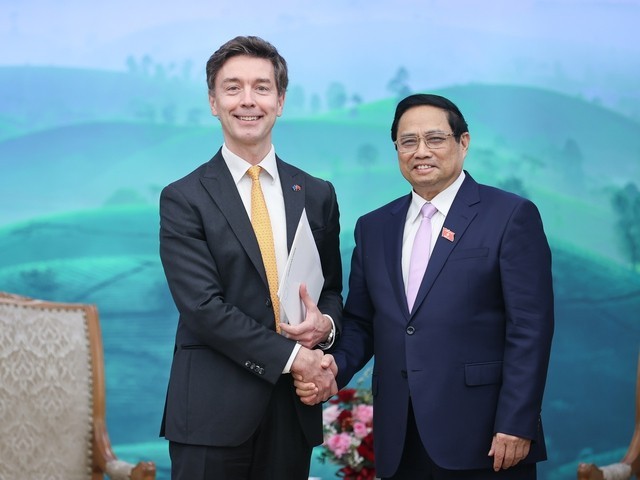 Le Premier ministre Pham Minh Chinh (à droite) et Julien Guerrier, chef de la Délégation de l'Union européenne (UE) au Vietnam. Photo : VGP.