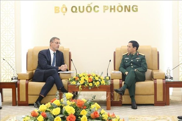 Le ministre vietnamien de la Défense, le général Phan Van Giang (à droite) et l’ambassadeur de France au Vietnam, Olivier Brochet. Photo : VNA.