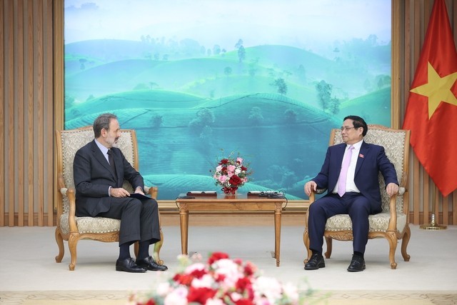Le Premier ministre Pham Minh Chinh (à droite) et l’ambassadeur de l’Italie, Marco Della Seta. Photo : VGP.