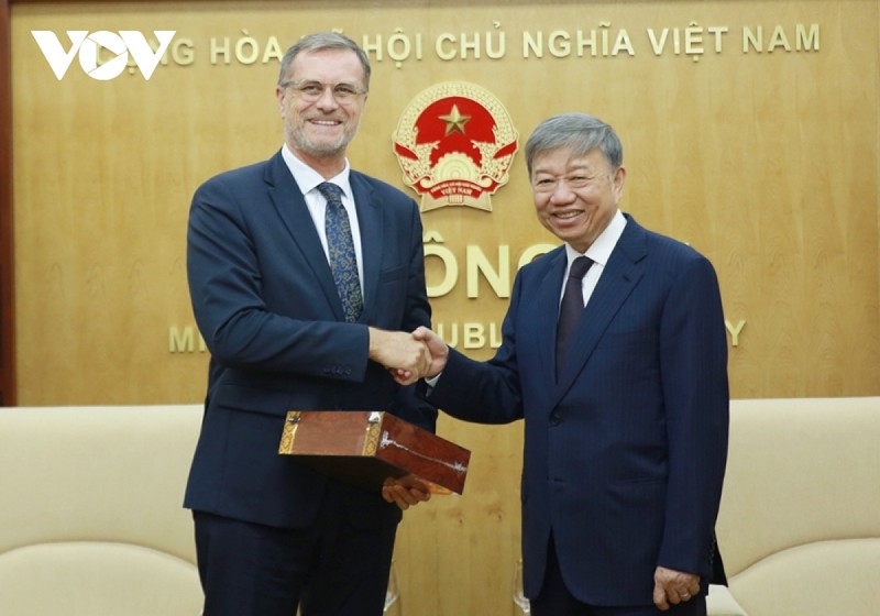 Le ministre vietnamien de la Sécurité publique, Tô Lâm (à droite) et l'ambassadeur de la République française au Vietnam, Olivier Brochet. Photo : VOV.