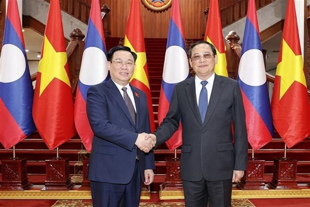 Le Président de l'Assemblée nationale vietnamienne, Vuong Dinh Huê (à gauche), et le Premier ministre lao, Sonexay Siphandone. Photo : VNA.
