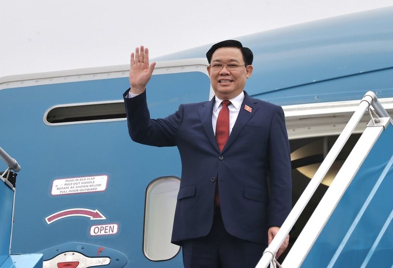 Le Président de l'AN vietnamienne, Vuong Dinh Huê à l'aéroport international de Nôi Bài (en banlieue de la capitale Hanoï), le matin du 4 décembre. Photo : VNA.