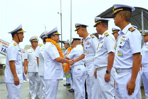 Réception de la délégation de la 5e région navale de la Marine populaire vietnamienne au port de Songkhla, en Thaïlande. Photo : VNA.