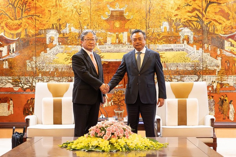 Le président du Comité populaire de Hanoï, Trân Sy Thanh (à droite) et le conseiller spécial du Premier ministre japonais, Mori Masafumi. Photo : kinhtedothi.vn