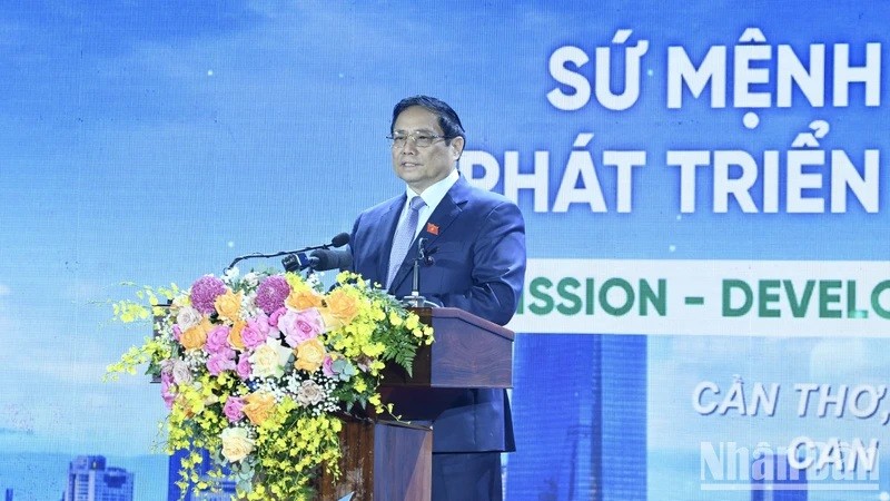 Le Premier ministre vietnamien, Pham Minh Chinh, prend la parole lors de la conférence pour annoncer la planification de Cân Tho et la promotion de l'investissement dans cette ville. Photo : NDEL.