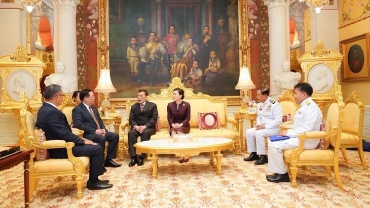 La rencontre entre le Président de l'AN vietnamienne et le Roi Rama X de Thaïlande. Photo : VNA.