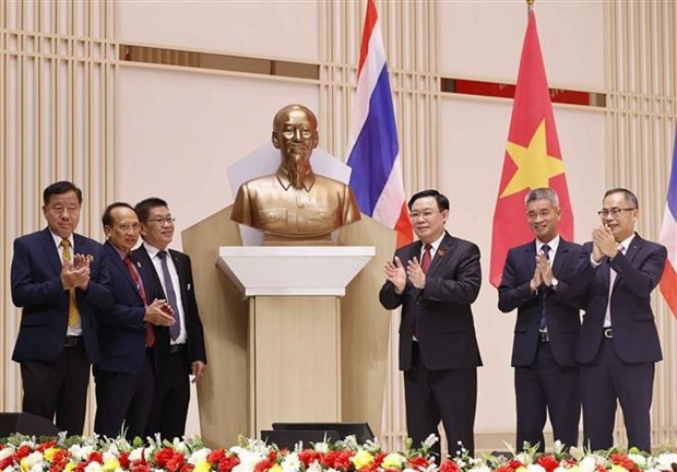 Le Président de l'AN, Vuong Dinh Huê, offre un buste du Président Hô Chi Minh à l'Association générale des Vietnamiens de Thaïlande et à l'Association des Hommes d'affaires de Thaïlande. Photo : VNA.