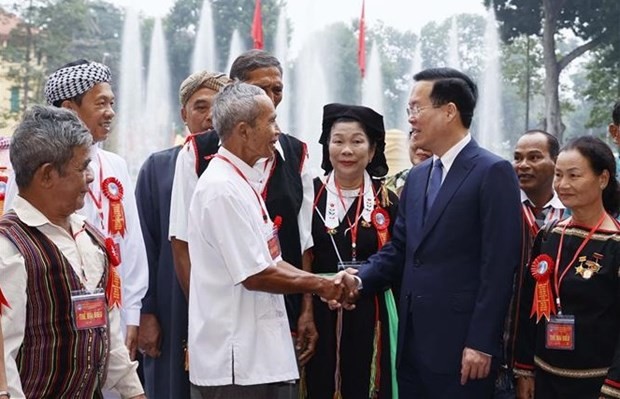 Le Président Vo Van Thuong (à droite) et les représentants de près de 500 personnes sélectionnées pour assister à un programme de louange et d'hommage aux membres prestigieux des minorités ethniques à travers le pays en 2023. Photo : VNA.