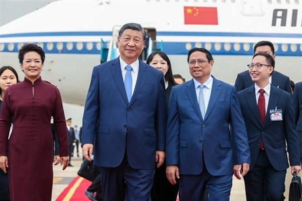 Le Secrétaire général et Président chinois Xi Jinping et son épouse à leur arrivée à l’aéroport international de Nôi Bài. Photo : VNA.