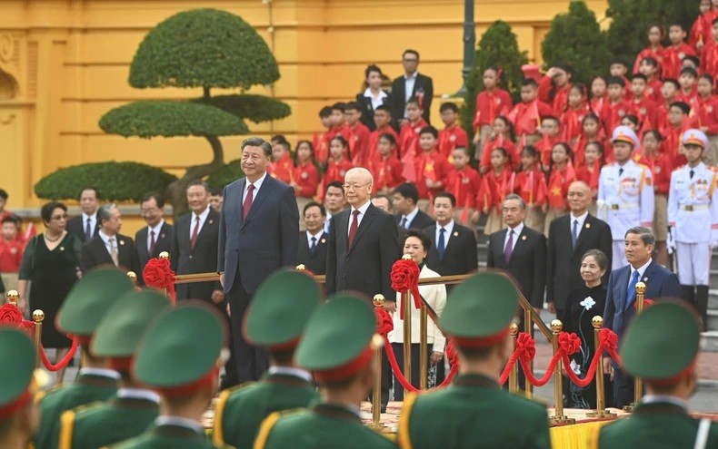 La cérémonie d'accueil du Secrétaire général et Président chinois Xi Jinping à Hanoï. Photo : NDEL.