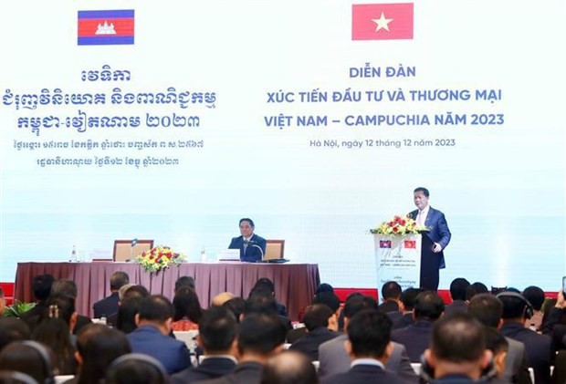 Le Premier ministre cambodgien Samdech Moha Bovor Thipadei Hun Manet prend la parole lors du Forum de promotion de l'investissement et du commerce Vietnam - Cambodge. Photo : VNA.