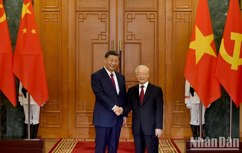 Le Secrétaire général du Parti communiste vietnamien, Nguyên Phu Trong (à droite) et le Secrétaire général du Parti communiste et Président chinois, Xi Jinping. Photo : NDEL.