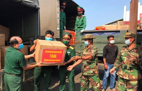 La province de Khanh Hoa a aidé Stung Treng dans de nombreux domaines tels que la distribution de médicaments gratuits pour les habitants de Stung Treng. Photo : baokhanhoa.vn