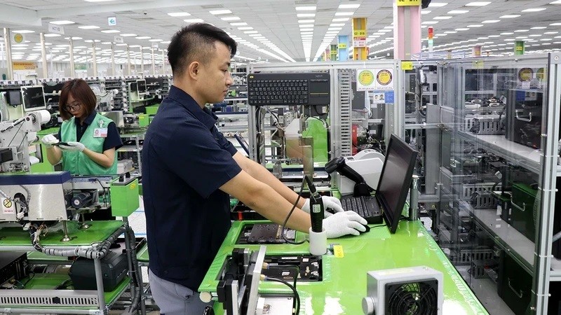 Un travailleur de la société Samsung Electronics Vietnam exploite le système de fabrication et d'assemblage de composants électroniques. Photo : NDEL.
