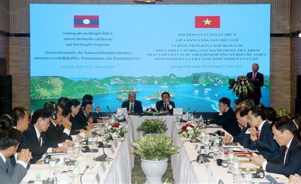 La 10e conférence théorique entre le Parti communiste du Vietnam (PCV) et le Parti populaire révolutionnaire lao (PPRL) s'est clôturée le 20 décembre à Quang Ninh. Photo : VNA.