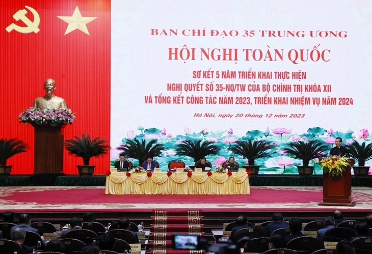 Le Président du Vietnam, Vo Van Thuong, dirige la Conférence. Photo : VOV.