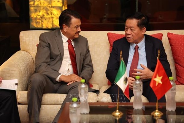 Alfredo Femat Bañuelos rencontre le secrétaire du Comité central du Parti communiste du Vietnam et chef de la Commission centrale de la Sensibilisation et de l'Éducation, Nguyên Trong Nghia (à droite), lors de sa visite au Mexique en août 2023. Photo : VNA.