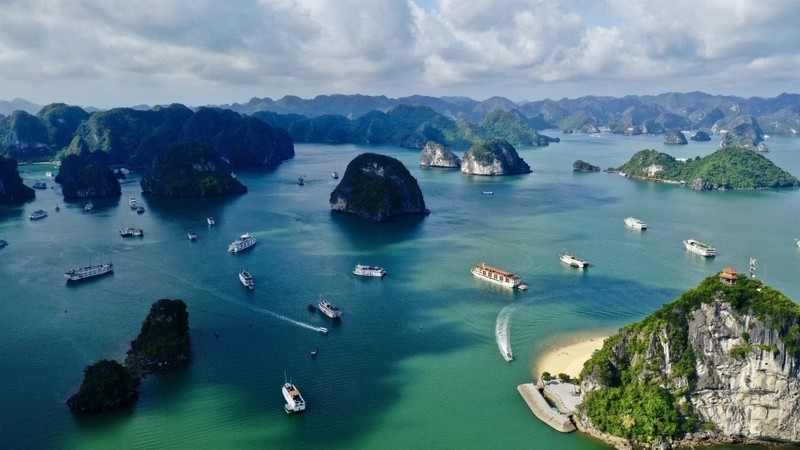 La baie d’Ha Long (dans la province de Quang Ninh, au Nord-Est du Vietnam) a été classée à deux reprises sur la liste de patrimoine naturel mondial de l’UNESCO en 1994 et en 2000. Photo : VOV.