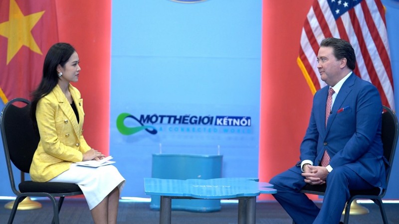 L’ambassadeur des États-Unis au Vietnam, Marc E Knapper, lors de l’émission « Un monde connecté ». Photo : baoquocte.vn