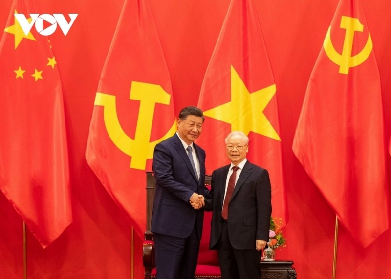 Le Secrétaire général du Parti et Président chinois, Xi Jinping, et son épouse ont effectué une visite d’État au Vietnam les 12 et 13 décembre 2023, marquant une étape importante dans l’histoire des relations entre les deux Partis et États. Cette visite, qui a suivi la visite du Secrétaire général du Parti communiste du Vietnam (PCV), Nguyên Phu Trong, en Chine fin 2022, devrait porter les relations Vietnam - Chine à la nouvelle hauteur. Sur la photo, le Secrétaire général du PCV, Nguyên Phu Trong (à droite), a présidé la cérémonie d’accueil du Secrétaire général du Parti et Président Xi Jinping à Hanoï. Photo : VOV.