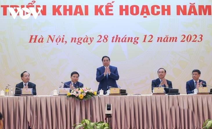 Le Premier ministre Pham Minh Chinh (debout) à la conférence. Photo : VOV.