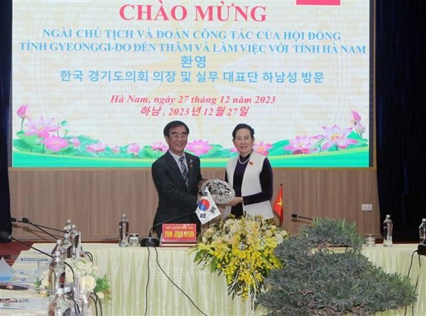 La secrétaire du Comité du Parti de la province de Hà Nam, Lê Thi Thuy (à droite) et om Jong-hyun, président du Conseil de la province sud-coréenne de Gyeonggi. Photo : VNA.