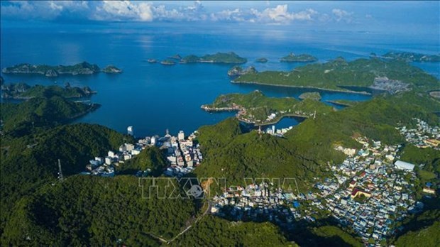 L'archipel de Cat Bà comprend 367 grandes et petites îles, dont l'île de Cat Bà a la plus grande superficie (environ 100 km2) et est une ville du district de Cat Hai. Photo : VNA.