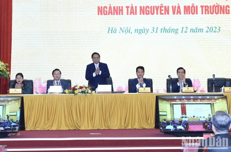 Le Premier ministre Pham Minh Chinh assiste à la réunion de bilan du ministère des Ressources naturelles et de l'Environnement. Photo : NDEL.